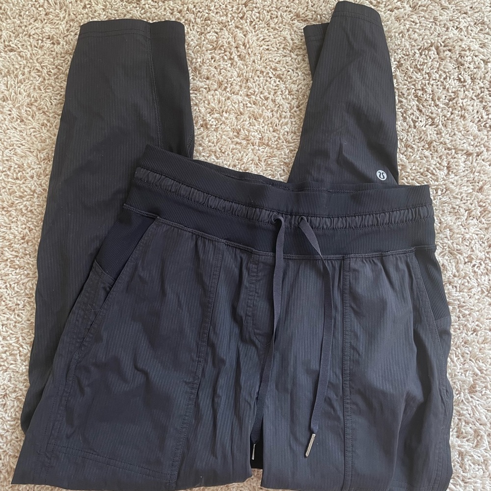Lululemon black cropped joggers size 4